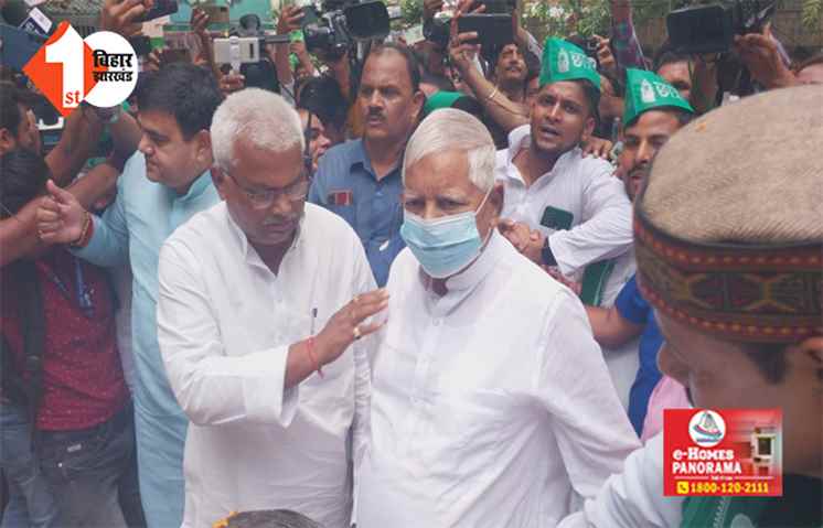 लंबे अंतराल के बाद पार्टी ऑफिस पहुंचे लालू यादव, स्थापना दिवस कार्यक्रम में होंगे शामिल