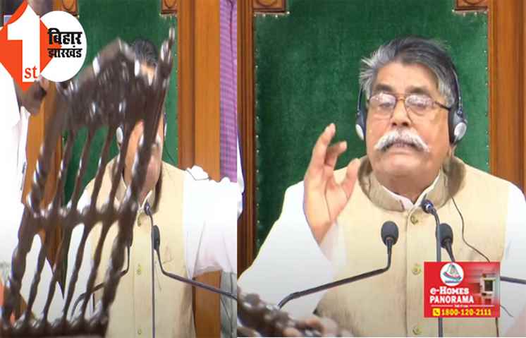 बिहार विधानमंडल मानसून सत्र : तेजस्वी के इस्तीफे की मांग को लेकर BJP का हंगामा, वेल में पहुंच उठाई कुर्सी, सदन की कार्यवाही हुई स्थगित