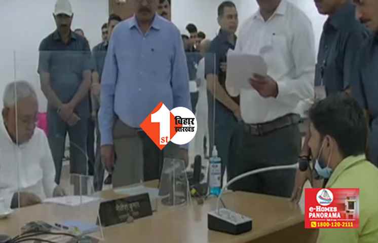  CM नीतीश के जनता दरबार में फूट- फूट कर रोने लगा युवक, कहा - JE साहब मांगते हैं रिश्वत, नहीं देने पर कर दिया ये काम 