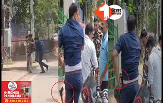 RJD दफ्तर के बाहर आपस में भिड़े कानून मंत्री के सुरक्षा गार्ड, बीच सड़क पर जमकर चले लात-घूंसे, एक ने दूसरे पर पिस्टल ताना