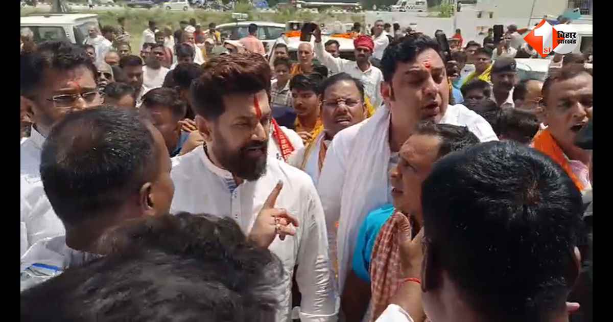भरत तिवारी एनकाउंटर के बाद पहली बार बिलौटी पहुंचे चिराग पासवान, परिजनों से की मुलाकात; बोले- दोषी बख्शे नहीं जाएंगे