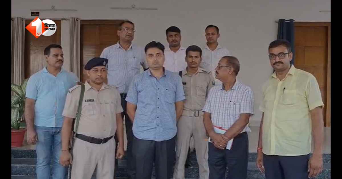 वैशाली समाहरणालय में निगरानी की बड़ी कार्रवाई, 2 हजार रुपये रिश्वत लेते अनुमंडल कार्यालय का लिपिक गिरफ्तार