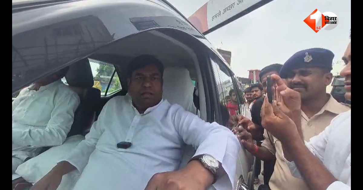 गोरखपुर में मुकेश सहनी की प्रेस वार्ता पर पुलिस ने लगाई ब्रेक, सड़क पर रोके जाने के बाद भड़के VIP प्रमुख; बोले... यूपी में लोकतंत्र नहीं