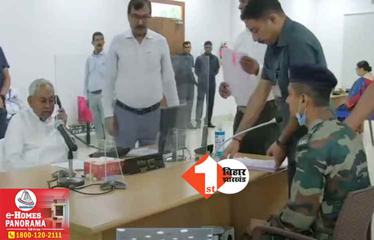 जनता दरबार में फरियाद लेकर पहुंचा सेना का जवान, शिकायत सुनकर सीएम ने लगा दिया फोन, बोले- हैलो.. अरे ये