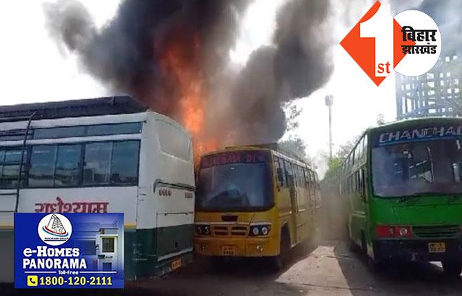 रांची के खादगढ़ा बस स्टैंड में खड़ी 3 और बसों में लगी आग, अब तक 8 बस जलकर खाक
