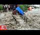 बिहार: बाल-बाल बची दर्जनों मजदूरों की जान, बारिश से क्षतिग्रस्त हुई नदी पर बनी पुलिया, तेज धार में फंसा ट्रैक्टर
