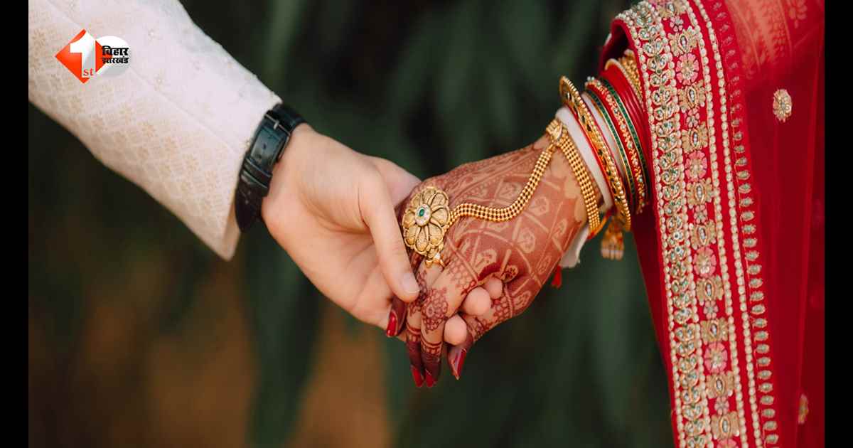 प्रेमी युगल की पहले पिटाई, फिर कराई गई जबरन शादी: रोमांस करते पकड़े जाने पर ग्रामीणों का फैसला