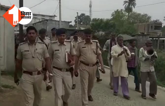 बेगूसराय मुखिया हत्याकांड: नामजद आरोपी के खिलाफ पुलिस का एक्शन, बैंड बाजे के साथ चस्पा किया इश्तेहार