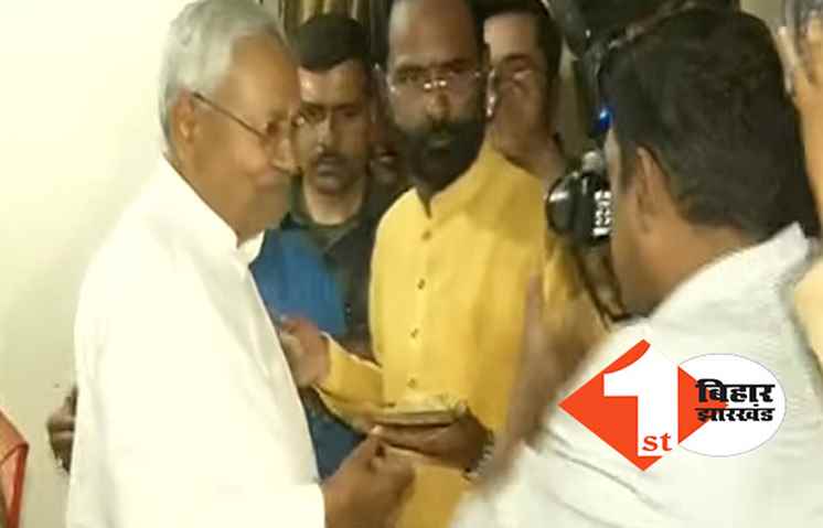 क्या बिहार में फिर होगा खेला? खरना का प्रसाद खाने BJP नेता के घर पहुंचे नीतीश, कयासों का बाजार हुआ गर्म