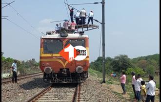 बड़ा हादसा टला: रेलवे ट्रैक पर टूटकर लटका बिजली का हाईटेंशन तार, बाधित रहा परिचालन
