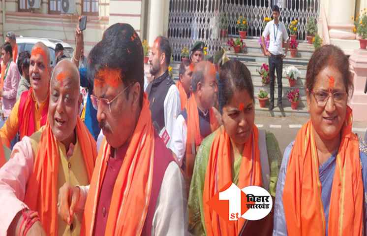 सदन के बाहर बीजेपी विधायकों नें लगाया अबीर गुलाल, एक दुसरे को दी जीत की बधाई 
