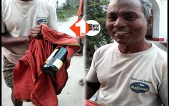 शराबबंदी वाले बिहार में पुलिस का गजब कारनामा, मजदूरी के बदले दी शराब की बोतल 