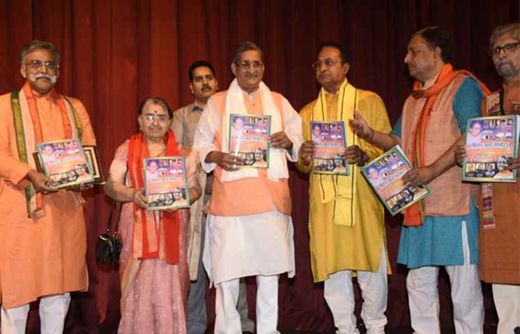 दर्शकों की मांग पर आज तीसरे दिन भी 'दुर्गा भाभी' नाटक का हुआ मंचन, पूर्व सांसद आरके सिन्हा ने स्मारिका का किया विमोचन
