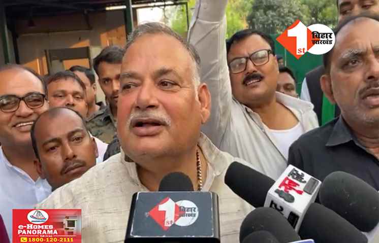 लोकसभा चुनाव: वैशाली से आरजेडी उम्मीदवार होंगे बाहुबली मुन्ना शुक्ला, लालू ने पार्टी का सिंबल सौंपा