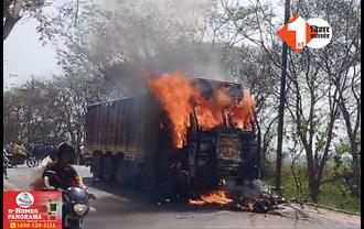 बिहार: ट्रक और बाइक की टक्कर के बाद लगी आग, बीच सड़क पर धू-घूकर जली दोनों गाड़ी