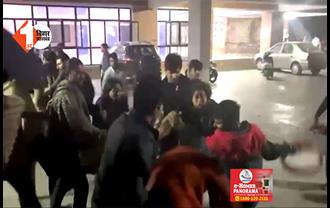 JNU में देर रात छात्रों के बीच खूनी झड़प, खूब चले लाठी-डंडे; जनरल बॉडी मीटिंग के दौरान मारपीट