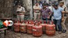 LPG raid news : LPG की कालाबाजारी का भंडाफोड़, घर में छिपाकर रखे 10 गैस सिलेंडर जब्त; दो हिरासत में
