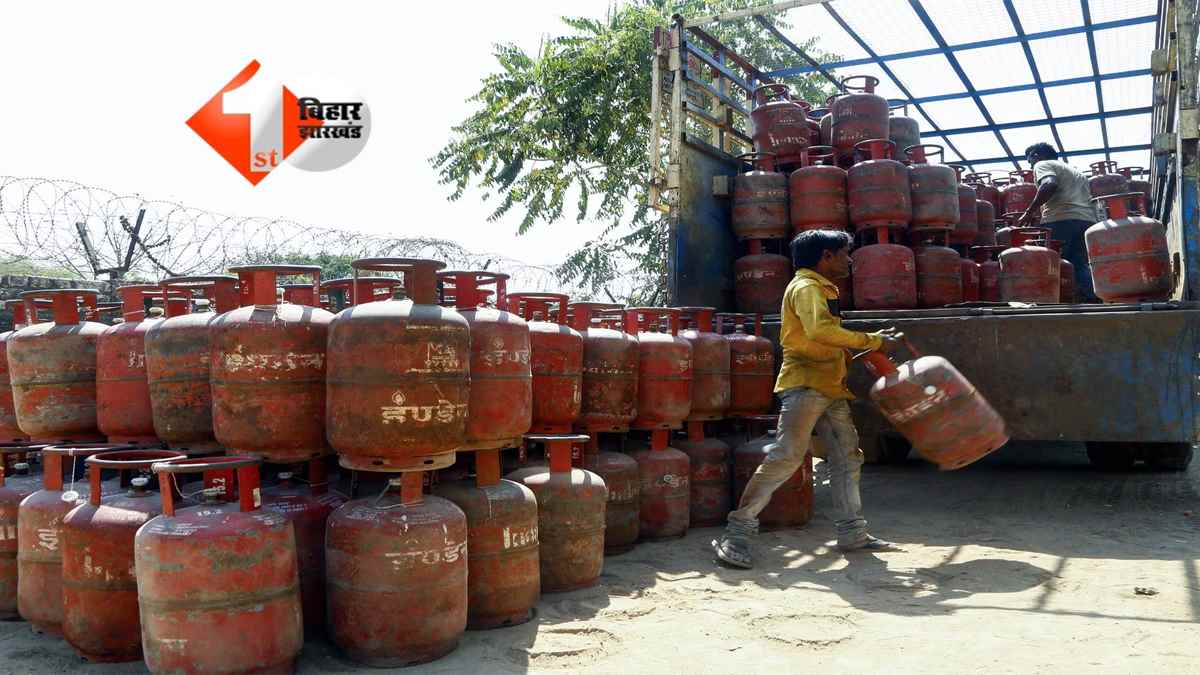 Bihar gas crisis : बिहार में गैस सिलेंडर को लेकर भटक रहे लोग, केवाईसी नियम ने बढ़ाई जनता की परेशानी; सुबह से ही गैस एजेंसियों के बाहर लंबी लाइन
