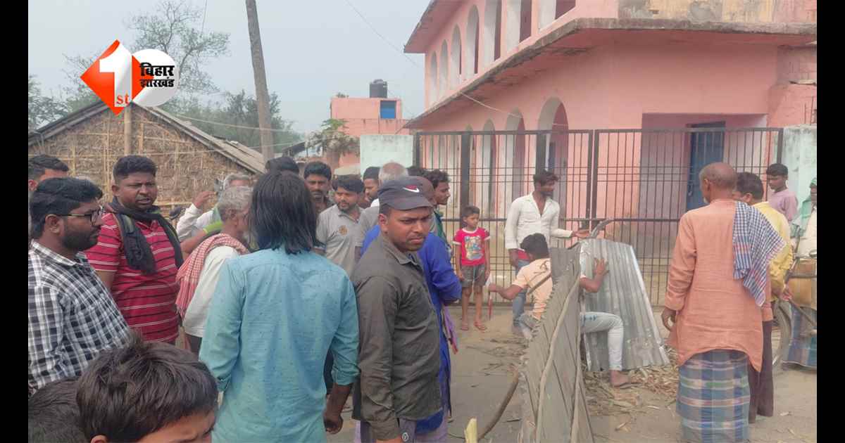 सरकारी स्कूल में शिक्षक-शिक्षिका की इश्कबाजी, नाराज ग्रामीणों ने किया भारी बवाल, कर दिया ताला बंद