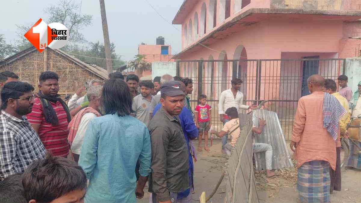 सरकारी स्कूल में शिक्षक-शिक्षिका की इश्कबाजी, नाराज ग्रामीणों ने किया भारी बवाल, कर दिया ताला बंद