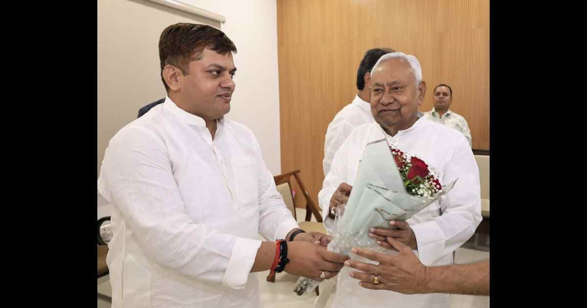 बिहार दिवस पर CM नीतीश को बधाई, JDU प्रदेश महासचिव ने मुख्यमंत्री से की मुलाकात....दी शुभकामनाएं 