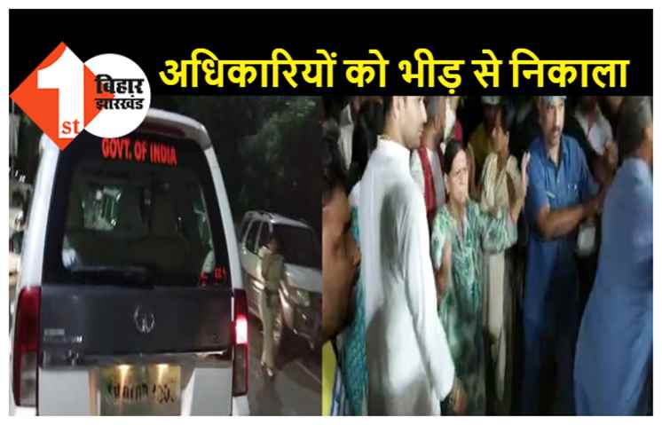 रेड के बाद राबड़ी आवास से निकले CBI अधिकारी, हंगामा कर रहे लोगों को राबड़ी-तेजप्रताप ने कराया शांत, कार्यकर्ता को राबड़ी ने जड़ा थप्पड़
