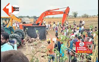 बिहार : तेज आंधी की वजह से पलटी ट्रैक्टर, 2 की मौत ; JCB से निकाले गए शव