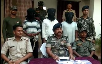 झारखंड पुलिस ने लूट का किया खुलासा, तीन लुटेरे सामान और हथियार के साथ गिरफ्तार