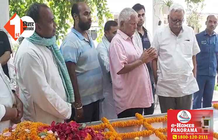 लालू यादव पहुंचे अपने पुराने साथी शिवानंद तिवारी के आवास, उनकी पत्नी बिमला देवी को दी श्रद्धांजलि