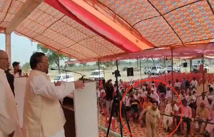 मंच पर भाषण दे रहे स्वामी प्रसाद मौर्य पर युवक ने फेंका जूता : काला झंडा भी दिखाया : योगी बाबा जिन्दाबाद के लगाये नारे