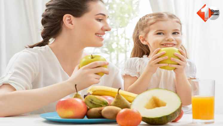 फल कैसे खाएं, गर्मियों में फल खाने का तरीका, केला इलायची के साथ, आम सौंफ के साथ, तरबूज में काला नमक, खीरा चाट मसाला, गर्मी में कौन से फल खाएं, fruit eating tips, summer fruits, banana with cardamom, m