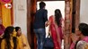 लाखों के जेवरात लेकर बॉयफ्रेंड संग घर से फरार हुई दुल्हन, सुबह आंख खुली तो दूल्हे के उड़ गए होश