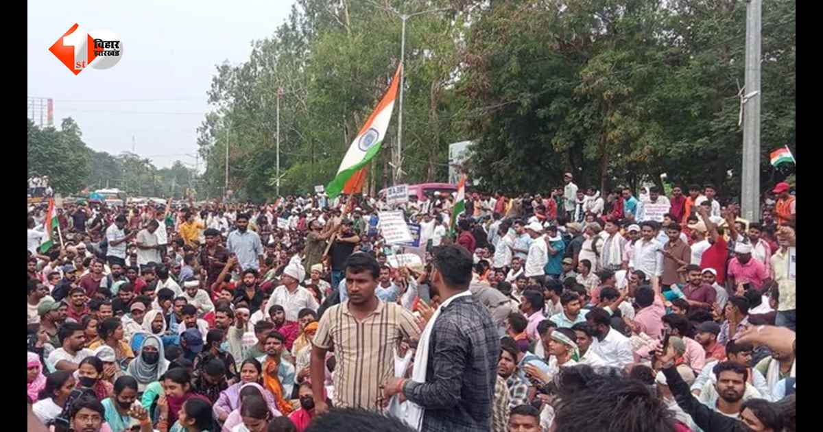 TRE 4 भर्ती को लेकर पटना में उबाल! लाठीचार्ज-बारिश के बाद भी सड़क पर डटे अभ्यर्थी, बोले- ‘दिलीप की रिहाई के बिना नहीं हटेंगे’