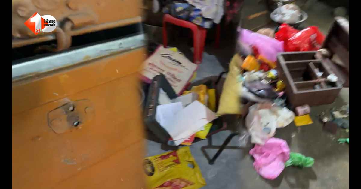 देवघर दर्शन को गया था परिवार, पीछे से सूना घर बना चोरों का निशाना; लाखों के गहने और नकदी लेकर हुए फरार