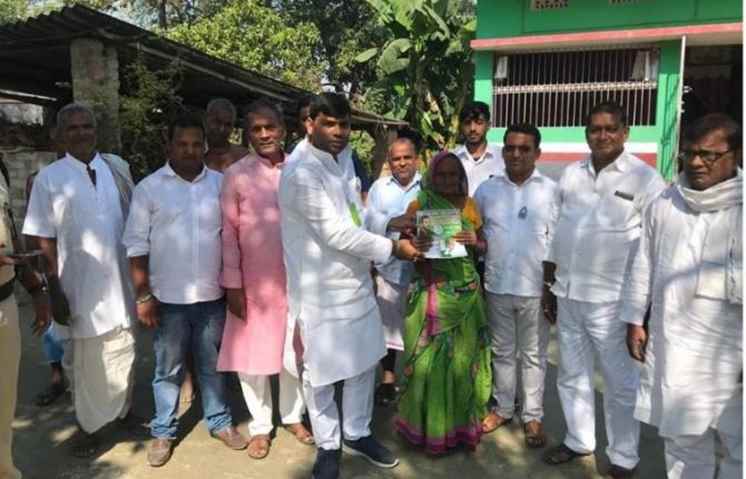 महुआ में डॉ मुकेश रौशन का जनसंपर्क अभियान जारी, रोजगार को मुद्दा बनाकर मांग रहे वोट