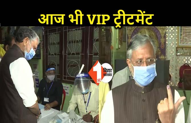 मतदान के दौरान भी VIP बने रहे सुशील मोदी, वोटर्स की कतार को बाईपास कर डाला वोट