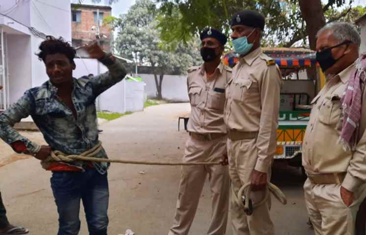 पुलिस की बड़ी लापरवाही : हथकड़ी सरका कर कोर्ट कैंपस से भागे आर्म्स एक्ट के 2 आरोपी, एक पकड़ाया