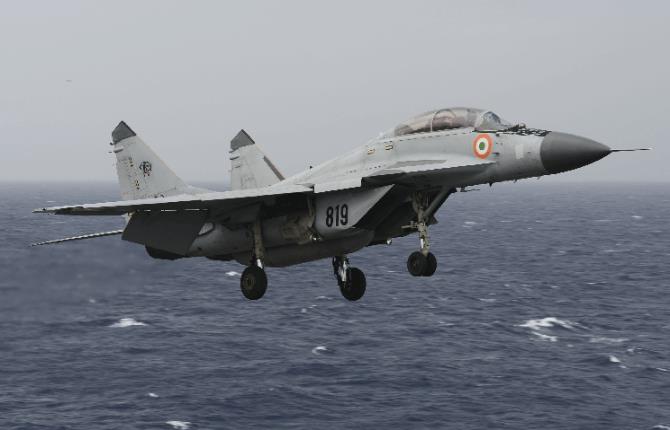 भारतीय नेवी का MiG-29K समंदर में गिरा,  लापता पायलट की खोज जारी