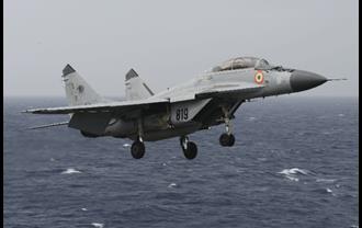 भारतीय नेवी का MiG-29K समंदर में गिरा,  लापता पायलट की खोज जारी