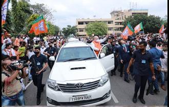 हैदराबाद पहुंचे अमित शाह, भाग्यलक्ष्मी मंदिर में पूजा के बाद रोड शो