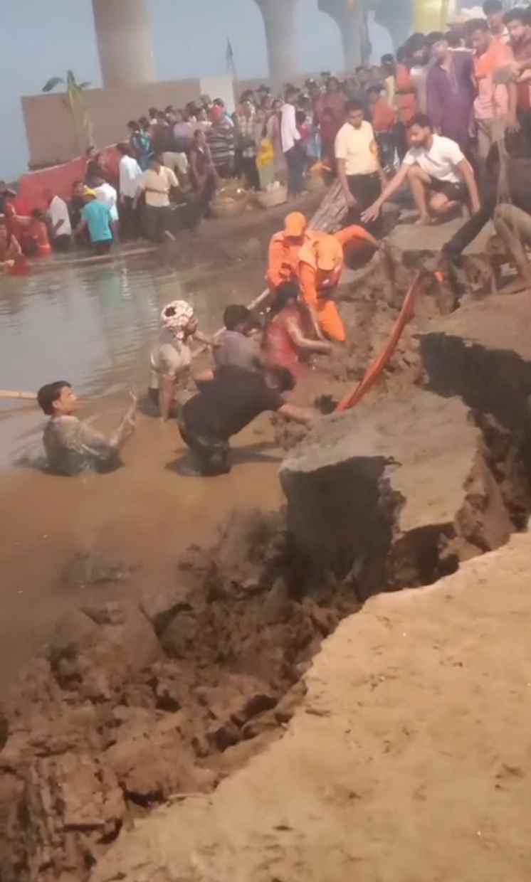 पटना सिटी में अर्घ्य के दौरान टला बड़ा हादसा, खाजेकलां घाट पर मिट्टी धंसने से कई लोग दलदल में फंसे, NDRF ने लोगों को निकाला