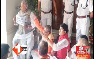 CM के खिलाफ पोस्टर लेकर धरना पर बैठे जीतन राम मांझी,  मुख्य द्वार से नीतीश कुमार को नहीं मिली एंट्री 