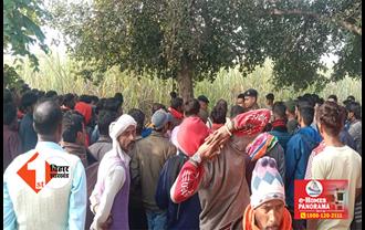 बिहार : मंदिर के पास पेड़ से लटका मिला युवक का लाश, पल्सर बाइक खोलेगी राज; ग्रामीणों की भारी भीड़