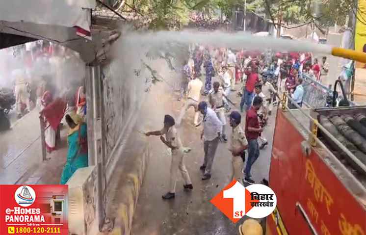 RJD कार्यालय के बाहर आंगनबाड़ी सेविका-सहायिका का भारी हंगामा, पुलिस ने किया लाठीचार्ज; वाटर कैनन का इस्तेमाल कर खदेड़ा