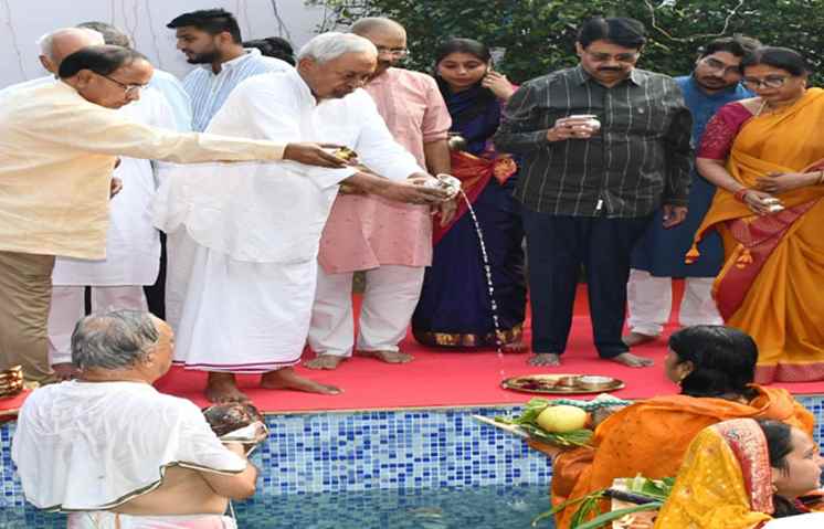 अस्ताचलगामी भगवान सूर्य को मुख्यमंत्री नीतीश कुमार ने दिया अर्घ्य, गंगा घाटों का भी किया निरीक्षण