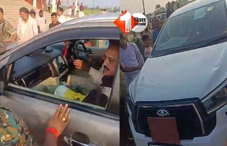 BIHAR ELECTION : विजय सिन्हा के काफिले पर हमला के बाद अब लखीसराय में राजद MLC को ग्रामीणों ने घेरा,विरोध में लगाए नारे;  बाहर निकालने के लिए सुरक्षा कर्मी को करनी पड़ीं मस्कत