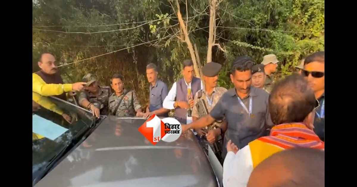 Lakhisarai elections : लखीसराय में चुनावी गर्माहट: राजद एमएलसी अजय सिंह और भाजपा प्रत्याशी विजय कुमार सिन्हा के बीच सड़क पर हुई भिड़ंत; जमकर हुई तू -तू मैं -मैं; राजद नेता ने उपमुख्यमंत्री के साथ किया गाली-गलौज 