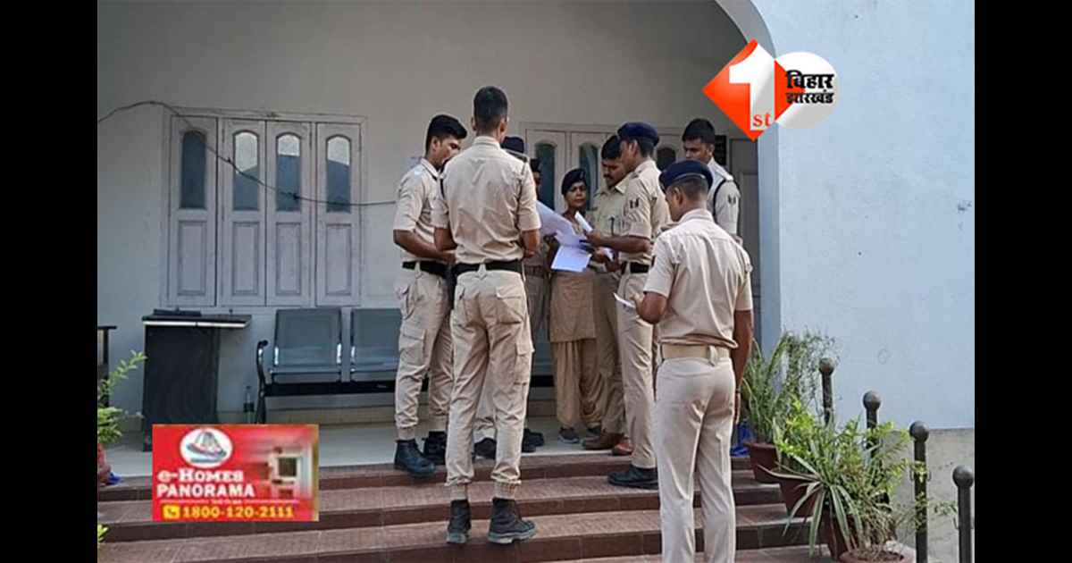  Bihar Election 2025 : वोटिंग के दौरान ईवीएम की फोटो और वीडियो वायरल, दो युवकों पर पुलिस की कार्रवाई, उठे सुरक्षा पर सवाल