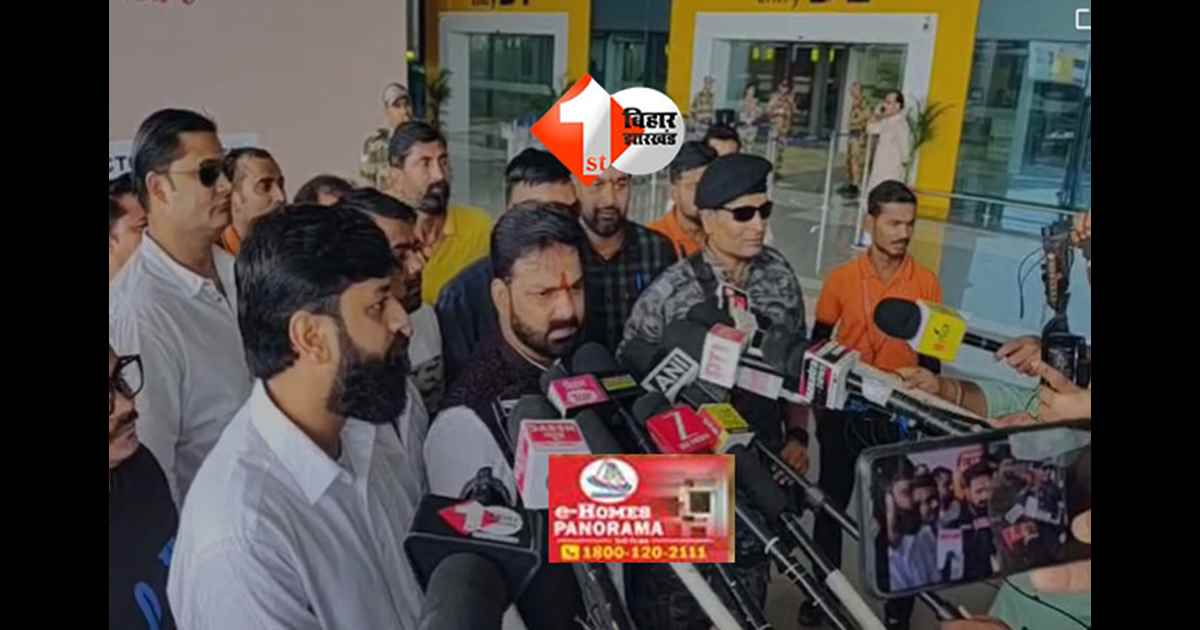 Election 2025 Bihar : BJP के स्टार प्रचारक पवन सिंह मैदान में उतरे, पत्नी के लिए प्रचार करने के सवाल पर साधी चुप्पी; खेसारीलाल को लेकर दिया यह जवाब 