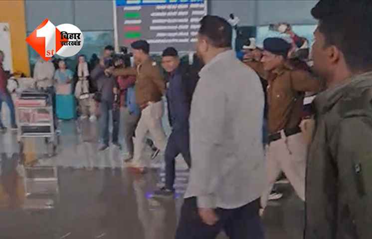 Tejashwi Yadav Delhi : तेजस्वी यादव ने चुनाव हार के 13 दिन बाद पटना से दिल्ली के लिए भरी उड़ान, मीडिया के सवालों पर साधी चुप्पी 